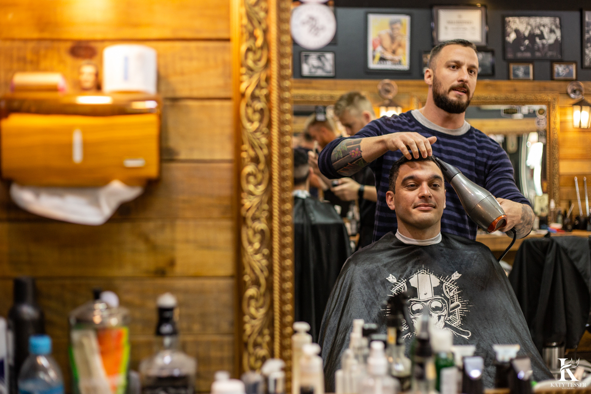 casamento de carla e zenobio em pato branco parana pr mini wedding intimo no civil com registro fotografico katy tesser melhor fotografo making of do noivo na barbearia cacciatori