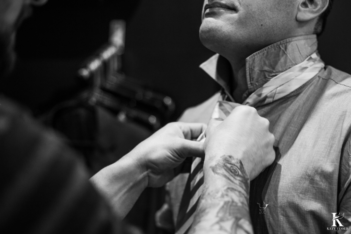 casamento de carla e zenobio em pato branco parana pr mini wedding intimo no civil com registro fotografico katy tesser melhor fotografo making of do noivo na barbearia cacciatori