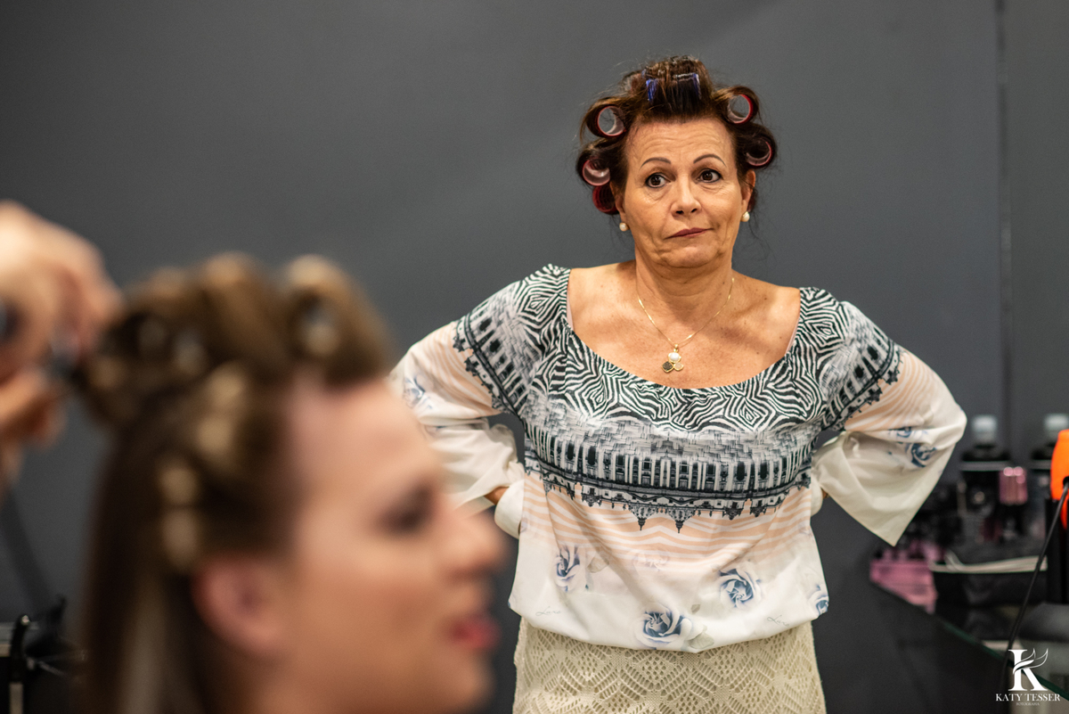 casamento de carla e zenobio em pato branco parana pr mini wedding intimo no civil com registro fotografico katy tesser melhor fotografo making of da noiva salao tania cantu com a mãe