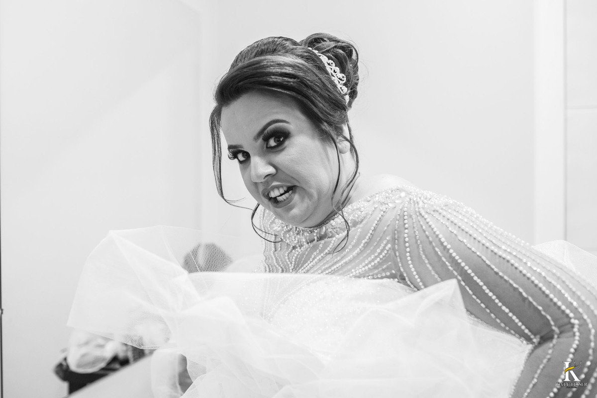 casamento de claudia e tiago na cidade de dois vizinhos parana katy tesser melhor fotografo de casamento making of da noiva colocando o vestido de noiva