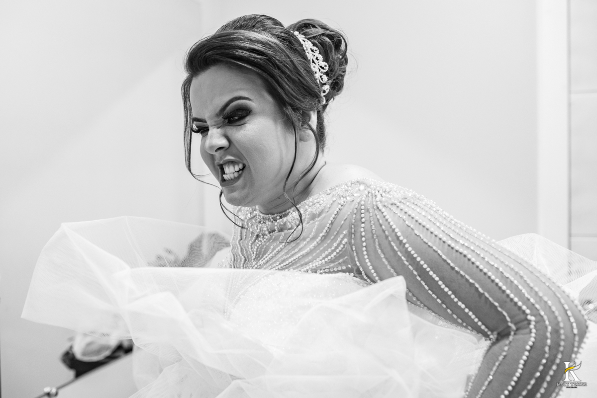 casamento de claudia e tiago na cidade de dois vizinhos parana katy tesser melhor fotografo de casamento making of da noiva colocando o vestido de noiva