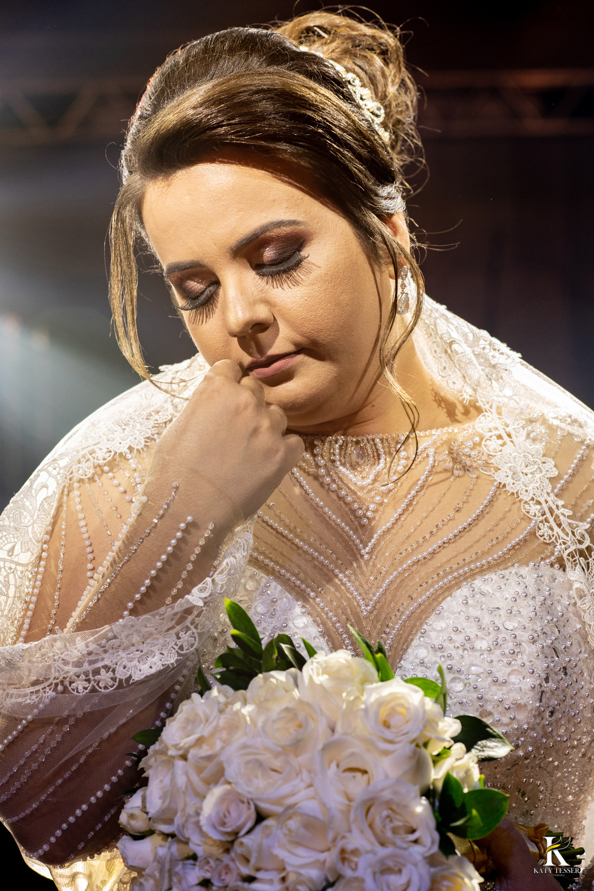 casamento de claudia e tiago na cidade de dois vizinhos parana katy tesser melhor fotografo de casamento sessão de fotos  da noiva sozinha com vestido e buque