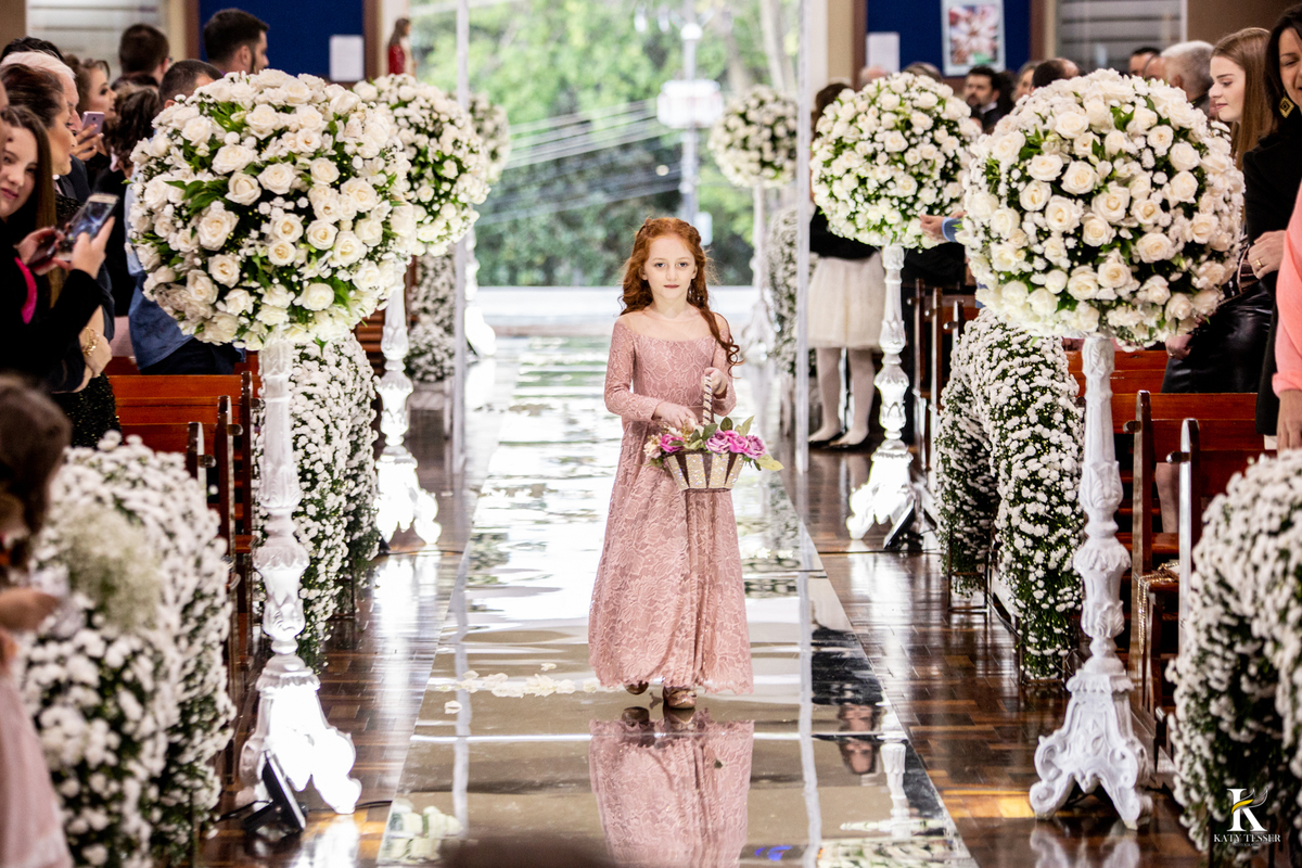 casamento de claudia e tiago na cidade de dois vizinhos parana katy tesser melhor fotografo de casamento entrada da dama de honra na cerimonia religiosa