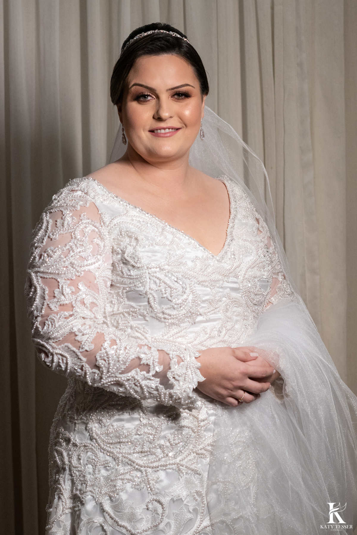 casamento em laranjeiras do sul paraná de carla e fábio com registro fotografico katy tesser fotografo parana mini wedding making of da noiva sozinha vestido e buque