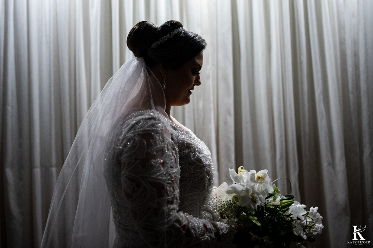 casamento em laranjeiras do sul paraná de carla e fábio com registro fotografico katy tesser fotografo parana mini wedding sessão de fotos da noiva sozinha com vestido e buque