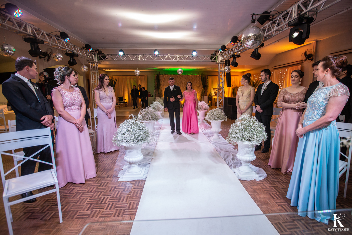 casamento em laranjeiras do sul paraná de carla e fábio com registro fotografico katy tesser fotografo parana mini wedding entrada do noivo na cerimonia civil no clube na decoração