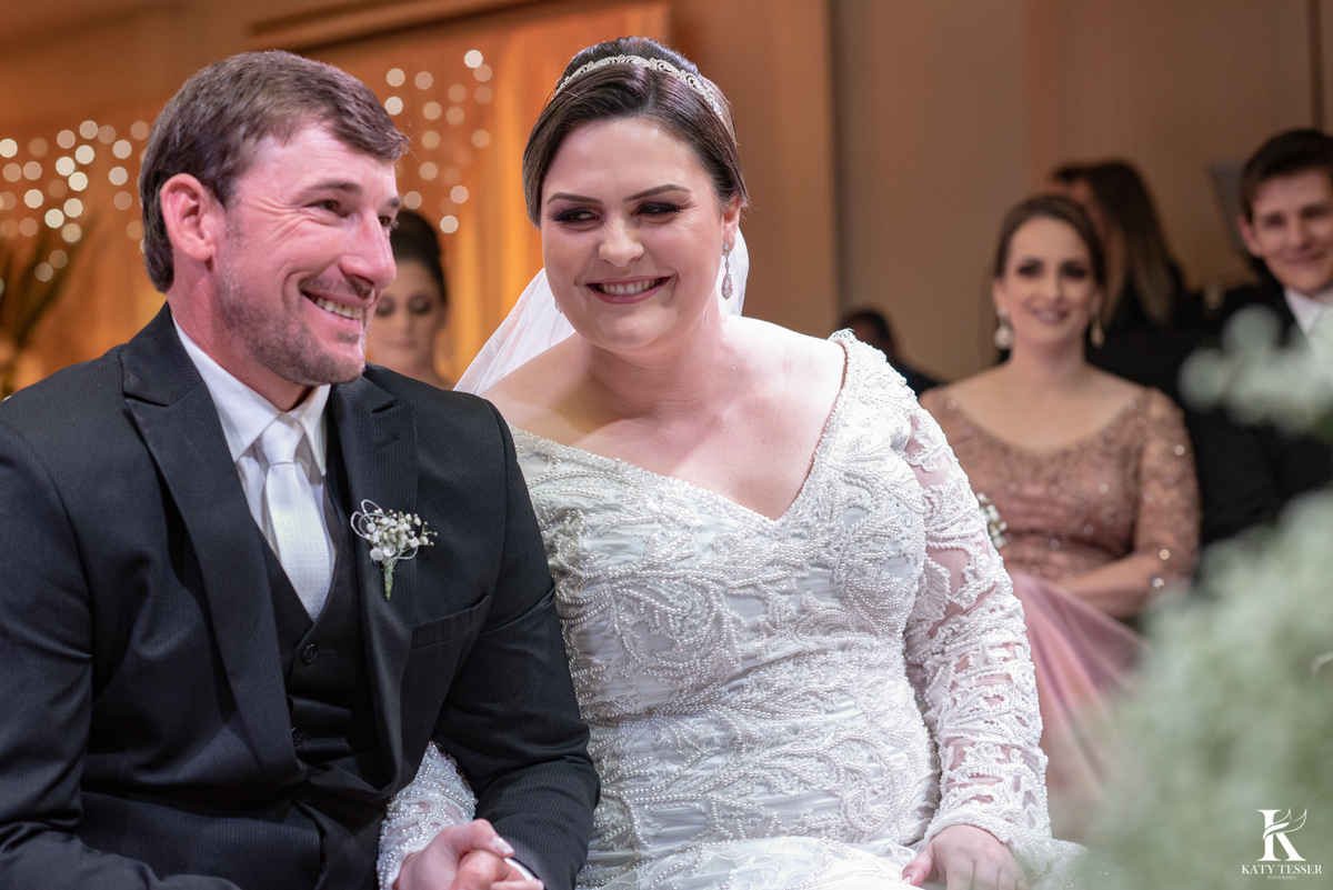 casamento em laranjeiras do sul paraná de carla e fábio com registro fotografico katy tesser fotografo parana mini wedding noivos na cerimonia religiosa