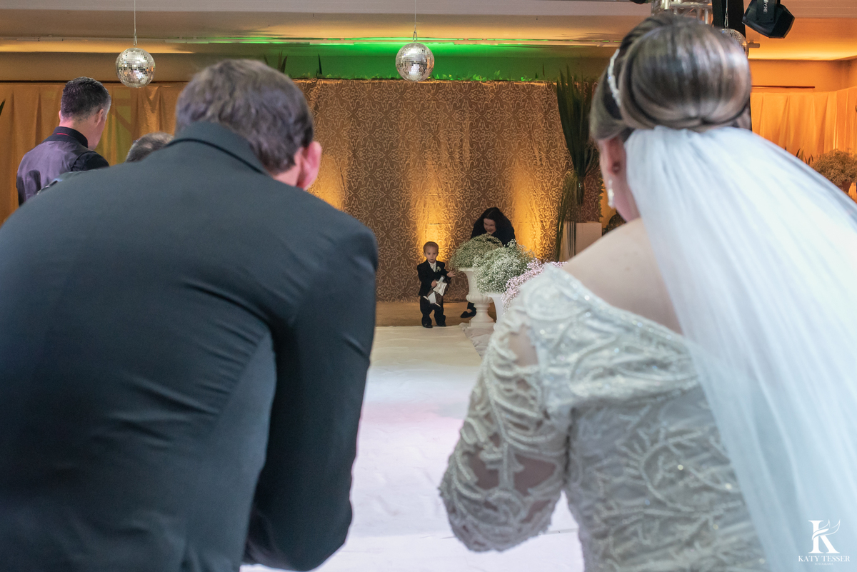 casamento em laranjeiras do sul paraná de carla e fábio com registro fotografico katy tesser fotografo parana mini wedding entrada das alianças na decoração