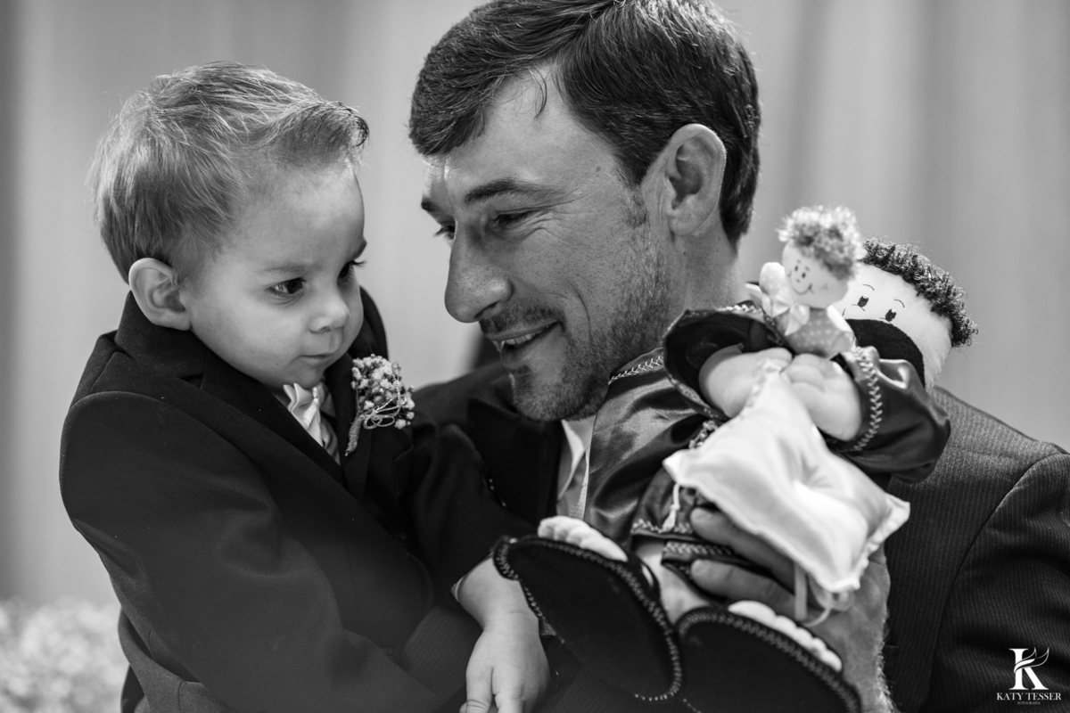 casamento em laranjeiras do sul paraná de carla e fábio com registro fotografico katy tesser fotografo parana mini wedding pagem com alianças no boneco de santo antonio