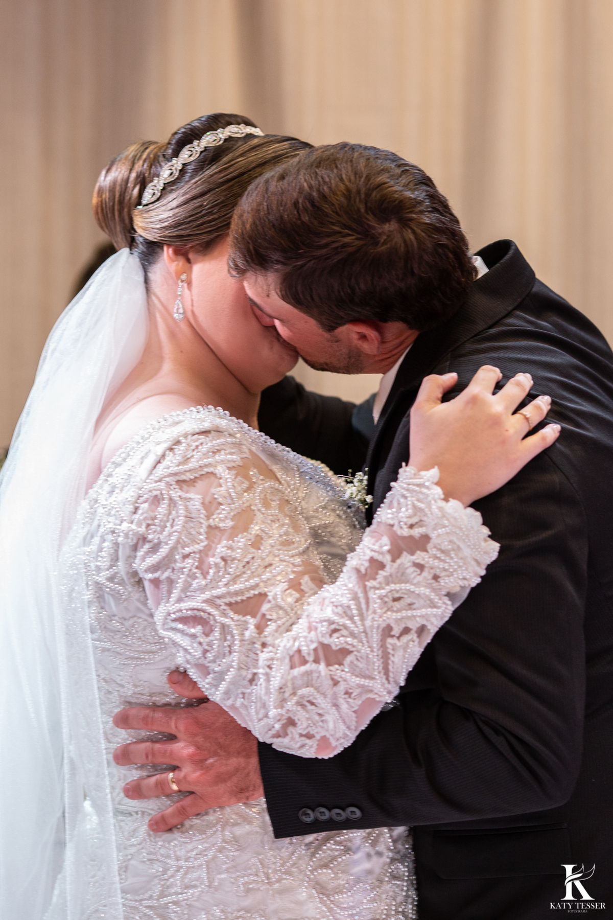 casamento em laranjeiras do sul paraná de carla e fábio com registro fotografico katy tesser fotografo parana mini wedding beijo dos noivos