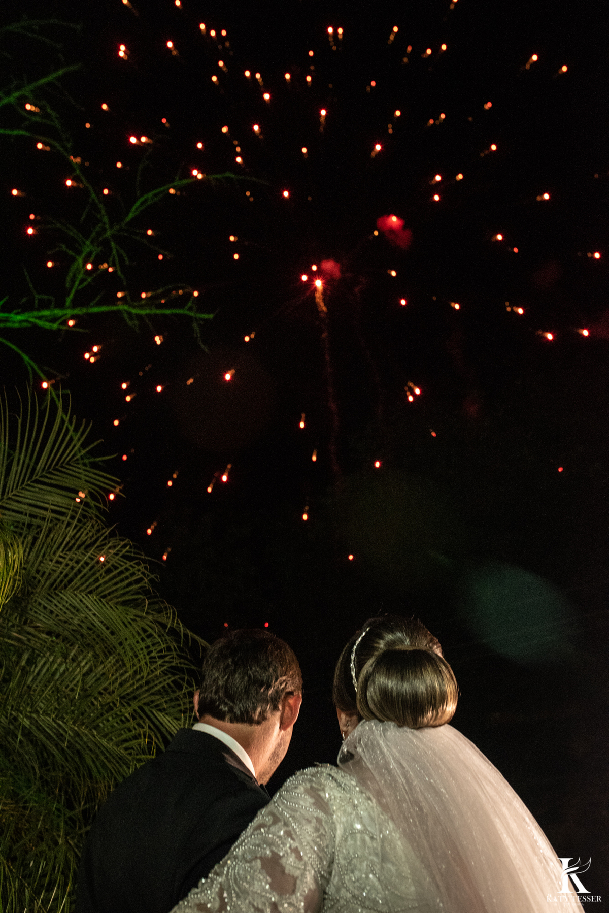 casamento em laranjeiras do sul paraná de carla e fábio com registro fotografico katy tesser fotografo parana mini wedding saida dos noivos assistindo show de fotos de artificio
