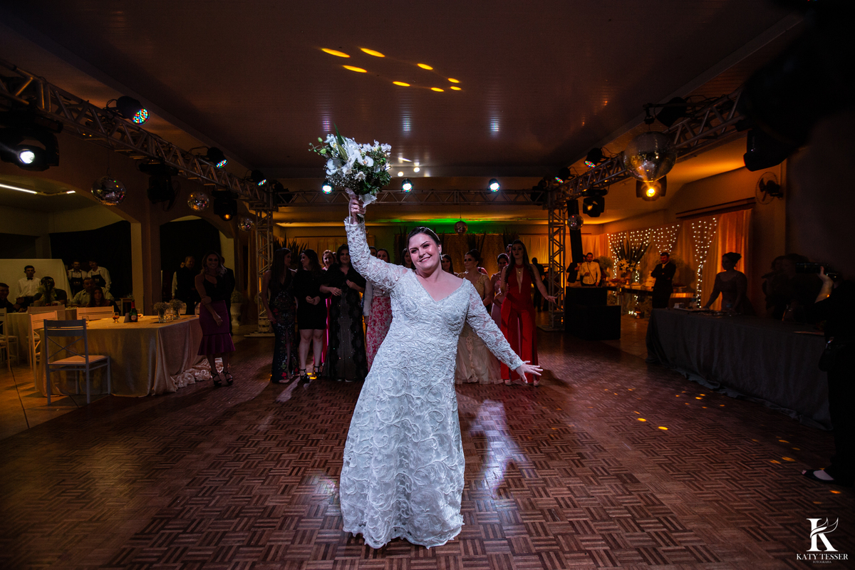 casamento em laranjeiras do sul paraná de carla e fábio com registro fotografico katy tesser fotografo parana mini wedding noiva jogando o buque