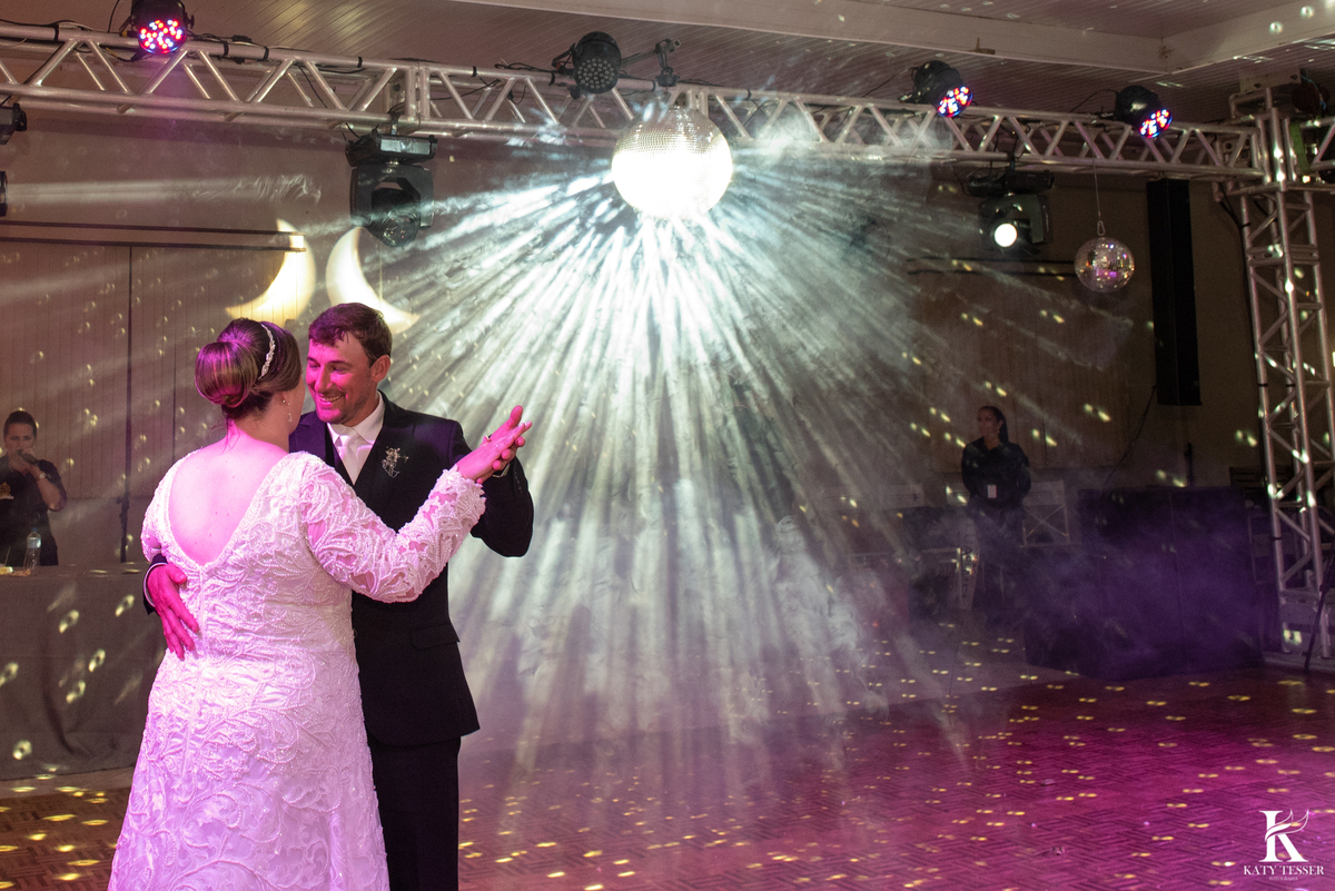 casamento em laranjeiras do sul paraná de carla e fábio com registro fotografico katy tesser fotografo parana mini wedding valsa dos noivos 