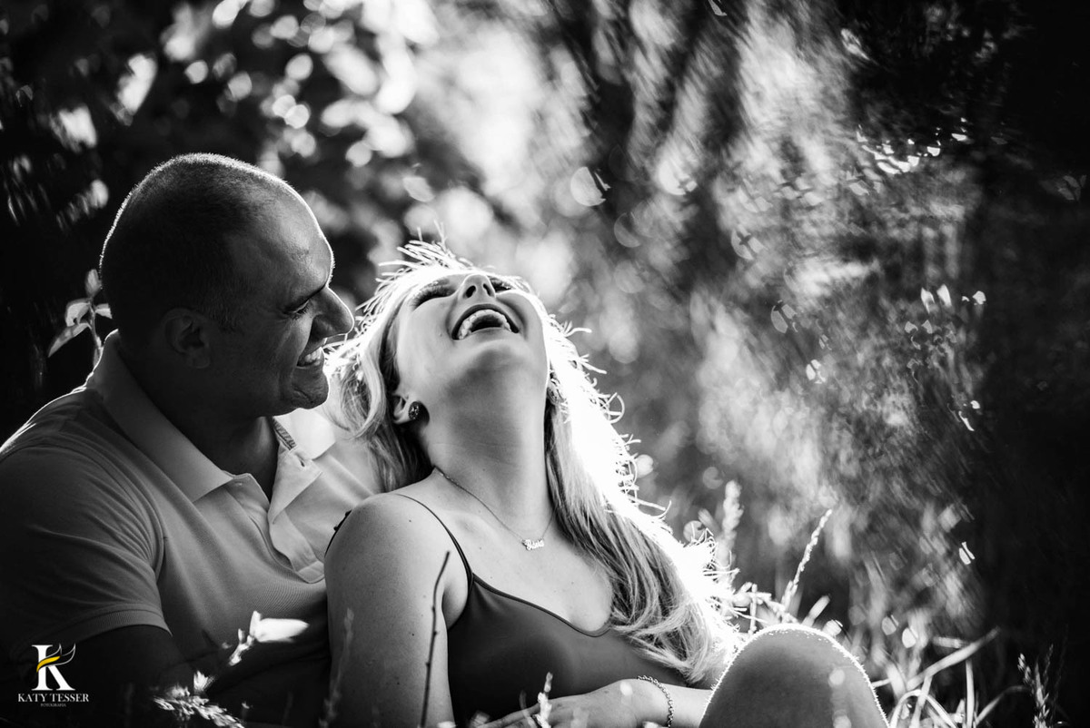 pre casamento de flavia e gustavo em francisco beltrão parana ela usando vestido de noiva e buque na sessão externa com a gelisa lise assessoria ao ar livre katy tesser fotografo