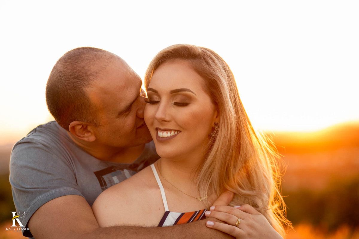 pre casamento de flavia e gustavo em francisco beltrão parana ela usando vestido de noiva e buque na sessão externa com a gelisa lise assessoria ao ar livre katy tesser fotografo
