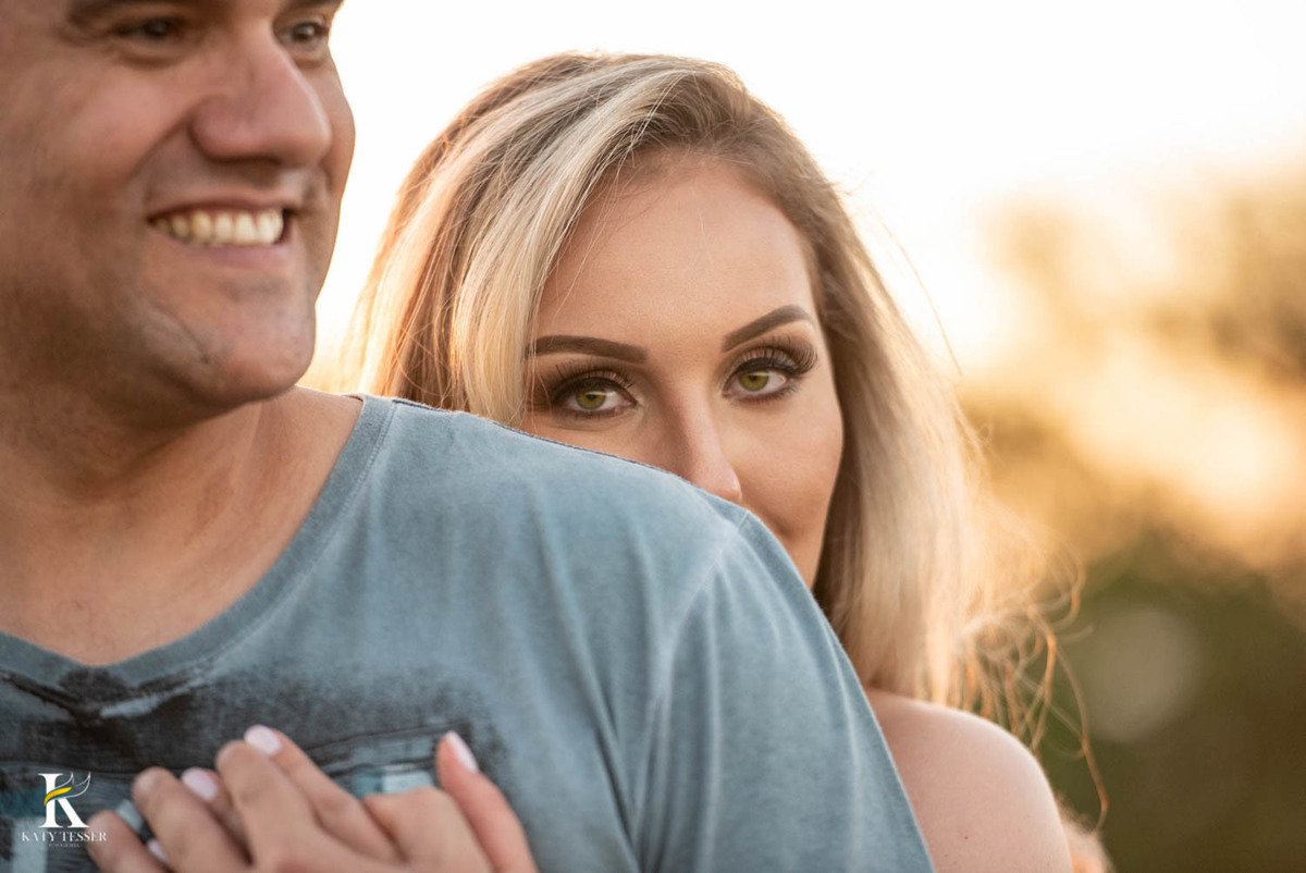 pre casamento de flavia e gustavo em francisco beltrão parana ela usando vestido de noiva e buque na sessão externa com a gelisa lise assessoria ao ar livre katy tesser fotografo
