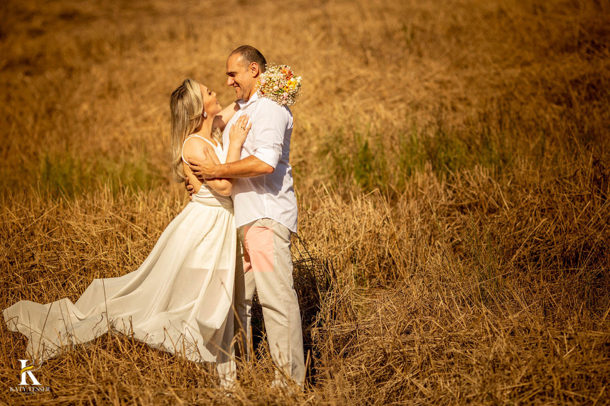 pre casamento de flavia e gustavo em francisco beltrão parana ela usando vestido de noiva e buque na sessão externa com a gelisa lise assessoria ao ar livre katy tesser fotografo