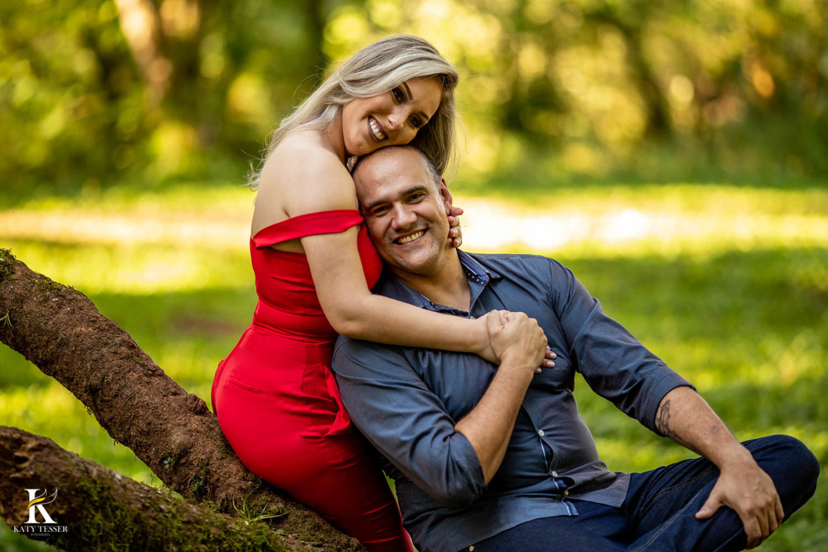 pre casamento de flavia e gustavo em francisco beltrão parana ela usando vestido de noiva e buque na sessão externa com a gelisa lise assessoria ao ar livre katy tesser fotografo