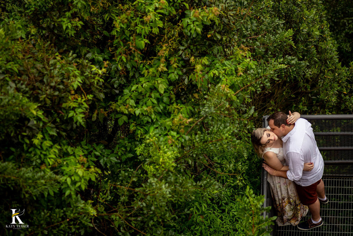 sessão pre casamento de ana e rodrigo em curitiba fotos externas largo da ordem, rua 24 horas e parque tangua, vestido da noiva vermelho, estava chovendo com katy tesser fotografo