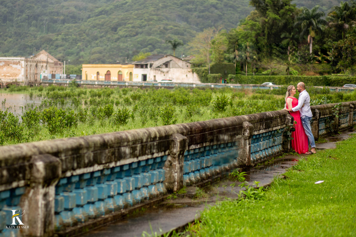 sessão book pre casamento de jessica e tiago em antonina e morretes no paraná com vestido de noiva branco vestido vermelho buque e cora de flores fotos externas ao ar livre katy tesser fotografa na cidade historica