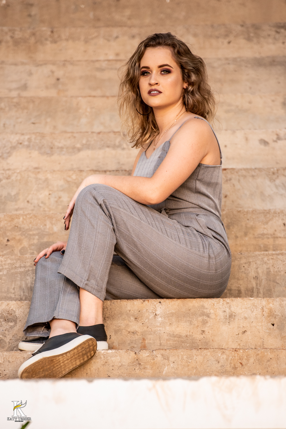 book de 15 anos com sessao de fotos externas no ferro velho de gabriela marin gabi debutante nos carros abandonados e nas ruas andando de skate em coronel vivida e em pato branco parana katy tesser fotografa