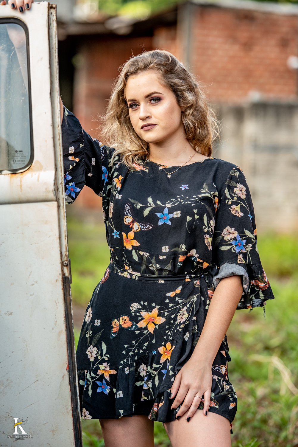 book de 15 anos com sessao de fotos externas no ferro velho de gabriela marin gabi debutante nos carros abandonados e nas ruas andando de skate em coronel vivida e em pato branco parana katy tesser fotografa