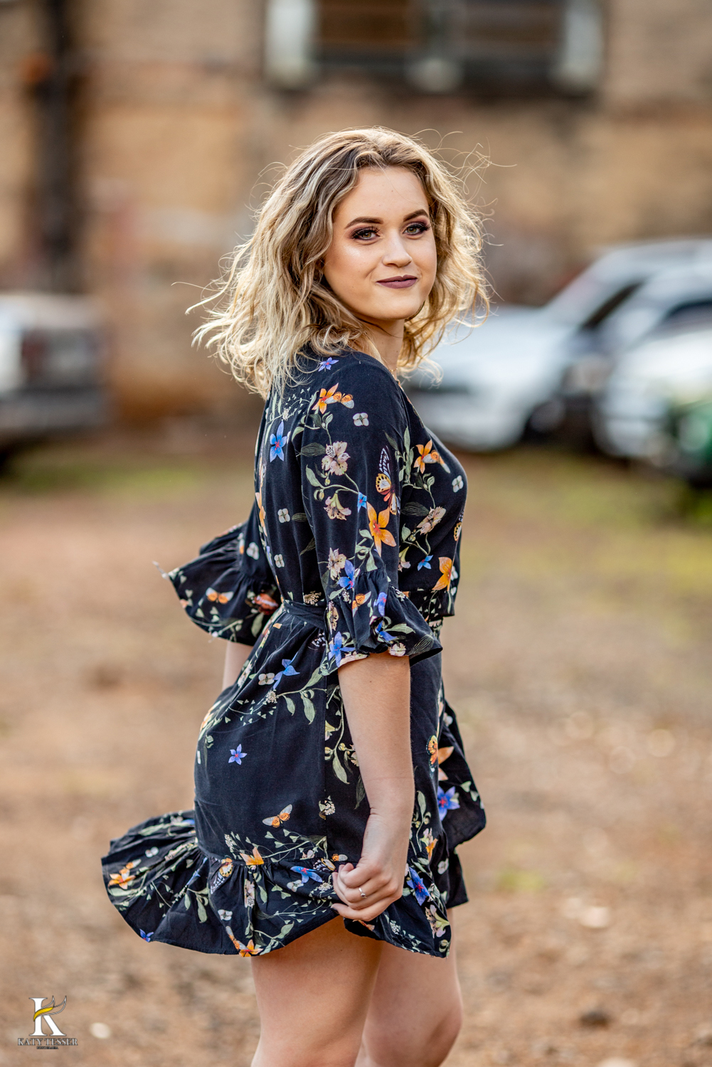 book de 15 anos com sessao de fotos externas no ferro velho de gabriela marin gabi debutante nos carros abandonados e nas ruas andando de skate em coronel vivida e em pato branco parana katy tesser fotografa