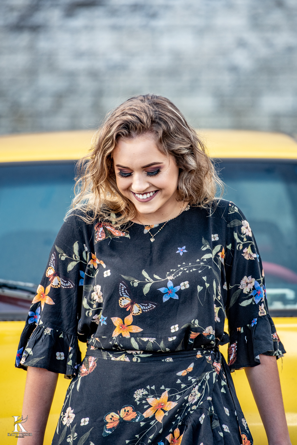 book de 15 anos com sessao de fotos externas no ferro velho de gabriela marin gabi debutante nos carros abandonados e nas ruas andando de skate em coronel vivida e em pato branco parana katy tesser fotografa