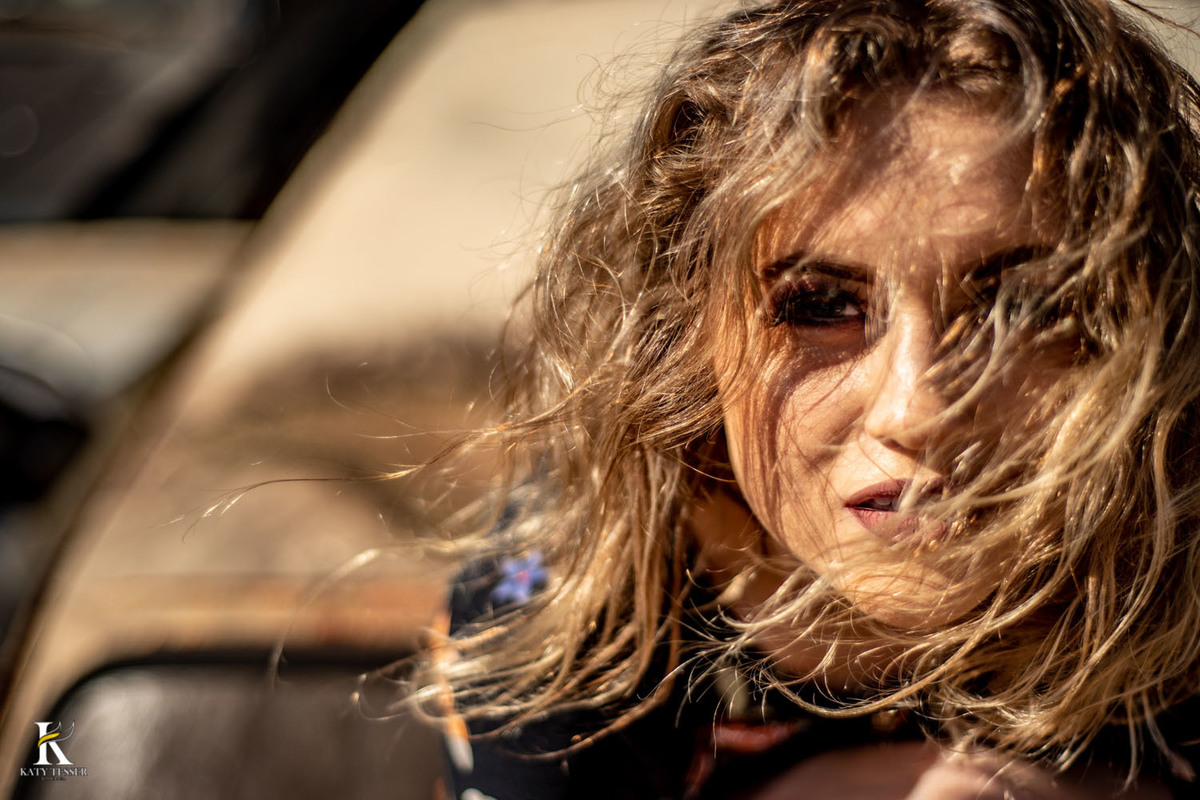 book de 15 anos com sessao de fotos externas no ferro velho de gabriela marin gabi debutante nos carros abandonados e nas ruas andando de skate em coronel vivida e em pato branco parana katy tesser fotografa