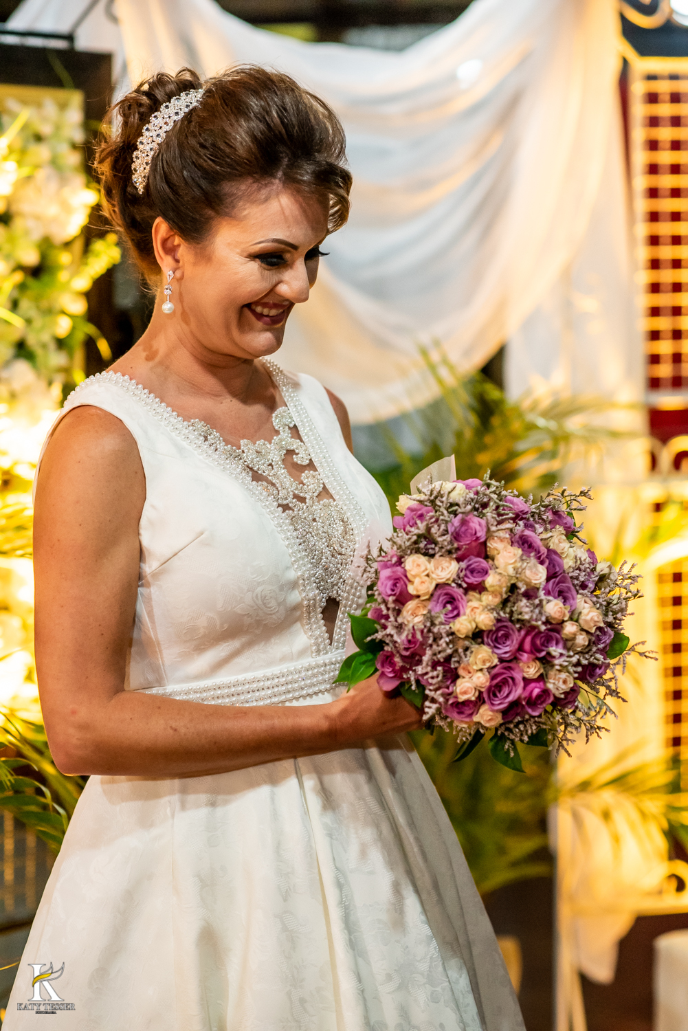 Casamento de tania e Severino em coronel vivida parana segunda união no civil registros katy tesser fotografo melhor do parana noiva com o buque de rosas