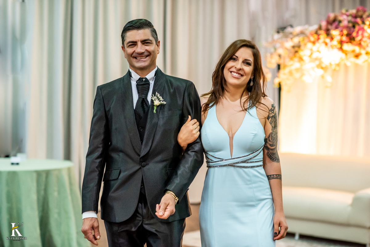 Casamento de tania e Severino em coronel vivida parana segunda união no civil registros katy tesser fotografo melhor do parana entrada do noivo com a filha