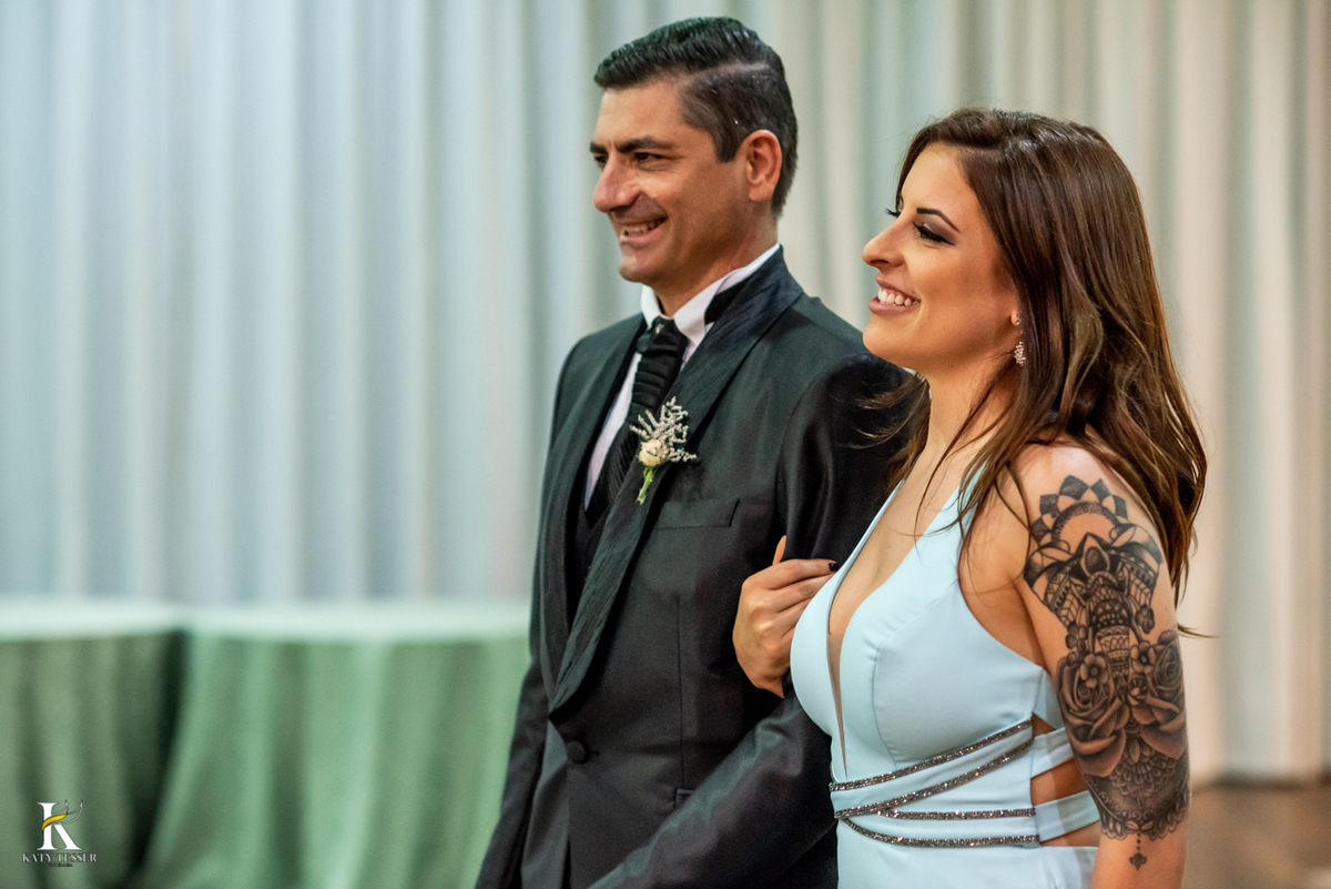 Casamento de tania e Severino em coronel vivida parana segunda união no civil registros katy tesser fotografo melhor do parana entrada do noivo com a filha