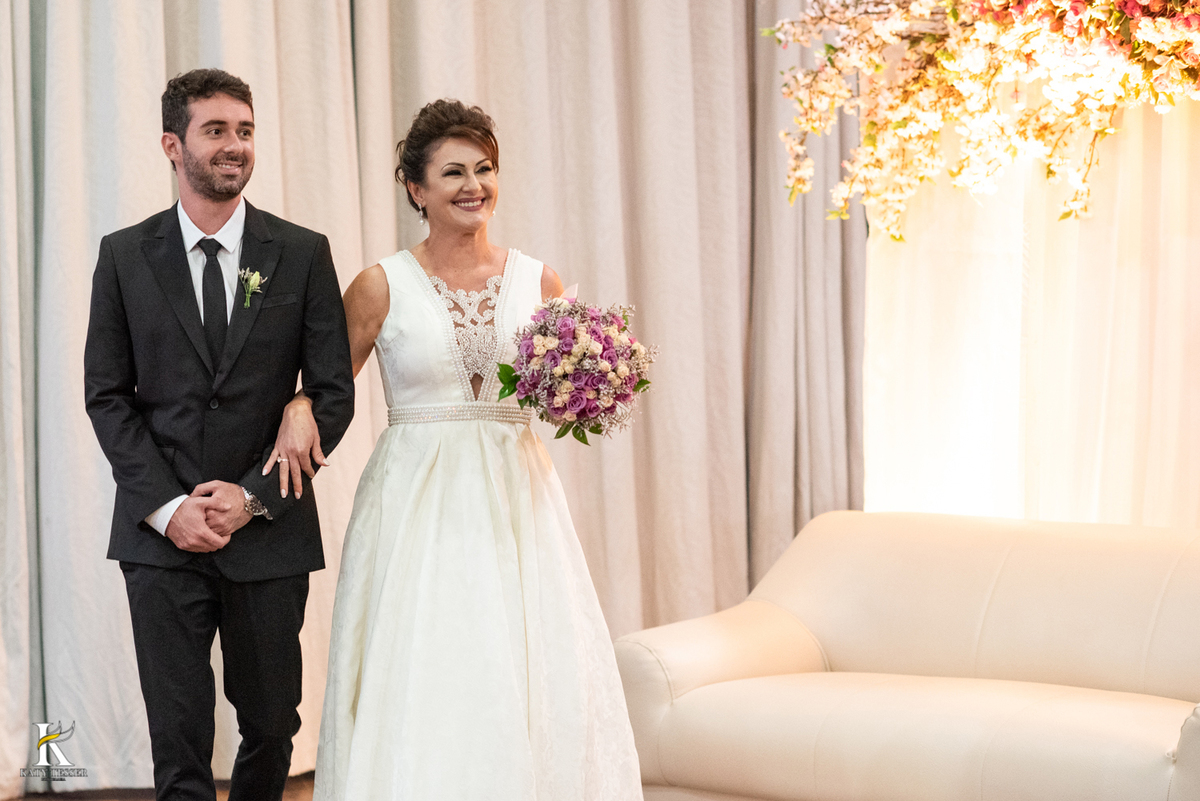 Casamento de tania e Severino em coronel vivida parana segunda união no civil registros katy tesser fotografo melhor do parana entrada da noiva com o filho