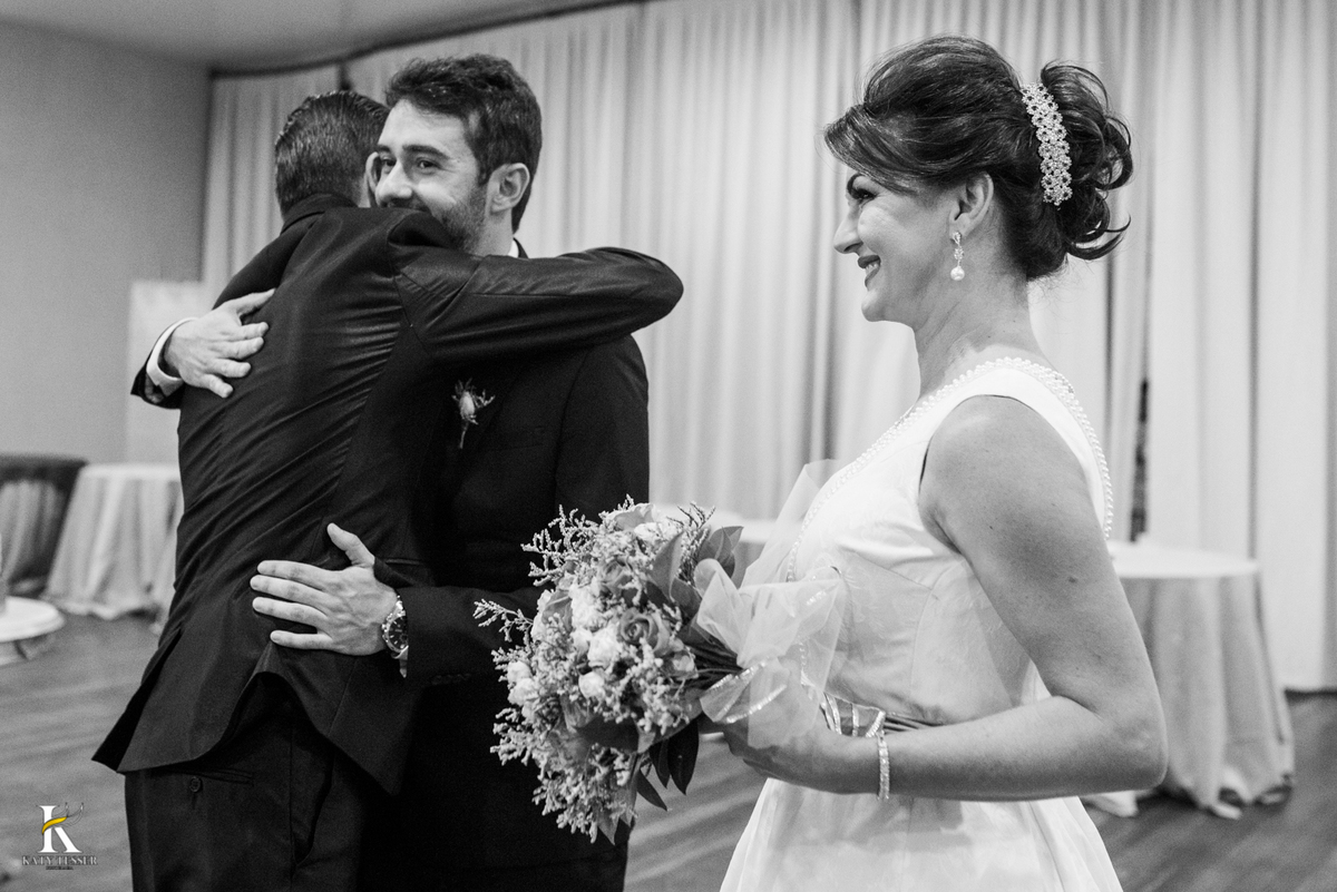 Casamento de tania e Severino em coronel vivida parana segunda união no civil registros katy tesser fotografo melhor do parana com vestido de noiva e buque e noivo de terno 