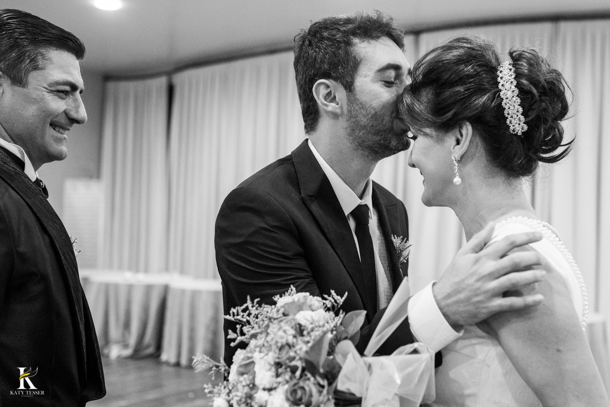 Casamento de tania e Severino em coronel vivida parana segunda união no civil registros katy tesser fotografo melhor do parana com vestido de noiva e buque e noivo de terno 