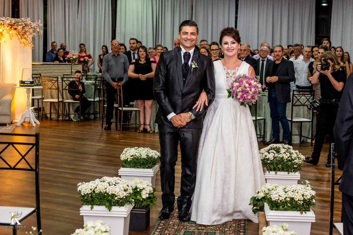 Casamento de tania e Severino em coronel vivida parana segunda união no civil registros katy tesser fotografo melhor do parana com vestido de noiva e buque e noivo de terno 