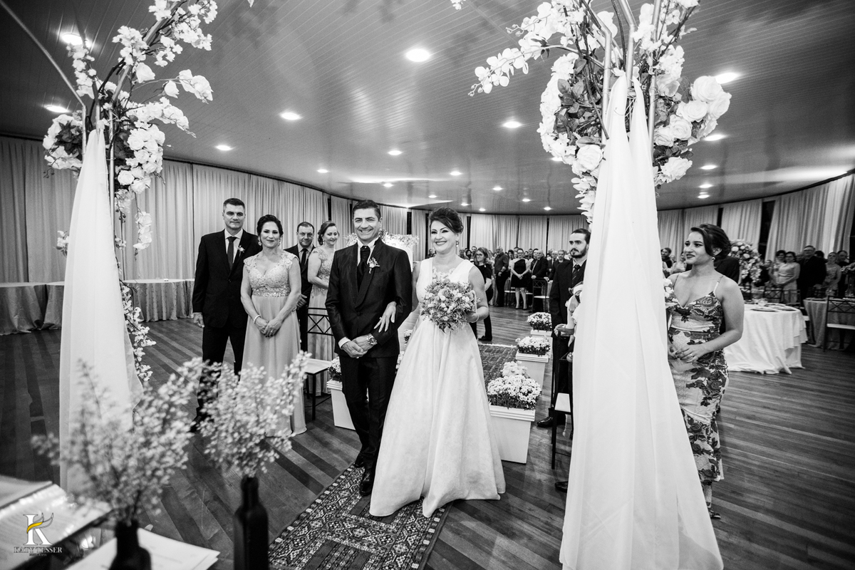 Casamento de tania e Severino em coronel vivida parana segunda união no civil registros katy tesser fotografo melhor do parana com vestido de noiva e buque e noivo de terno 