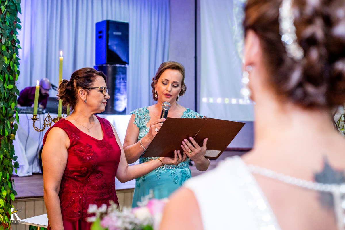 Casamento de tania e Severino em coronel vivida parana segunda união no civil registros katy tesser fotografo melhor do parana com vestido de noiva e buque e noivo de terno  homenagem dos amigos