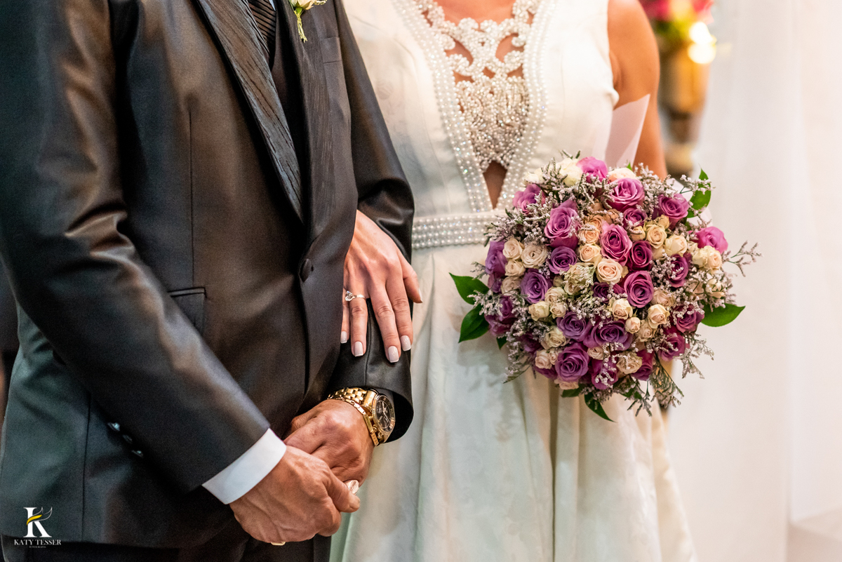 Casamento de tania e Severino em coronel vivida parana segunda união no civil registros katy tesser fotografo melhor do parana com vestido de noiva e buque e noivo de terno 