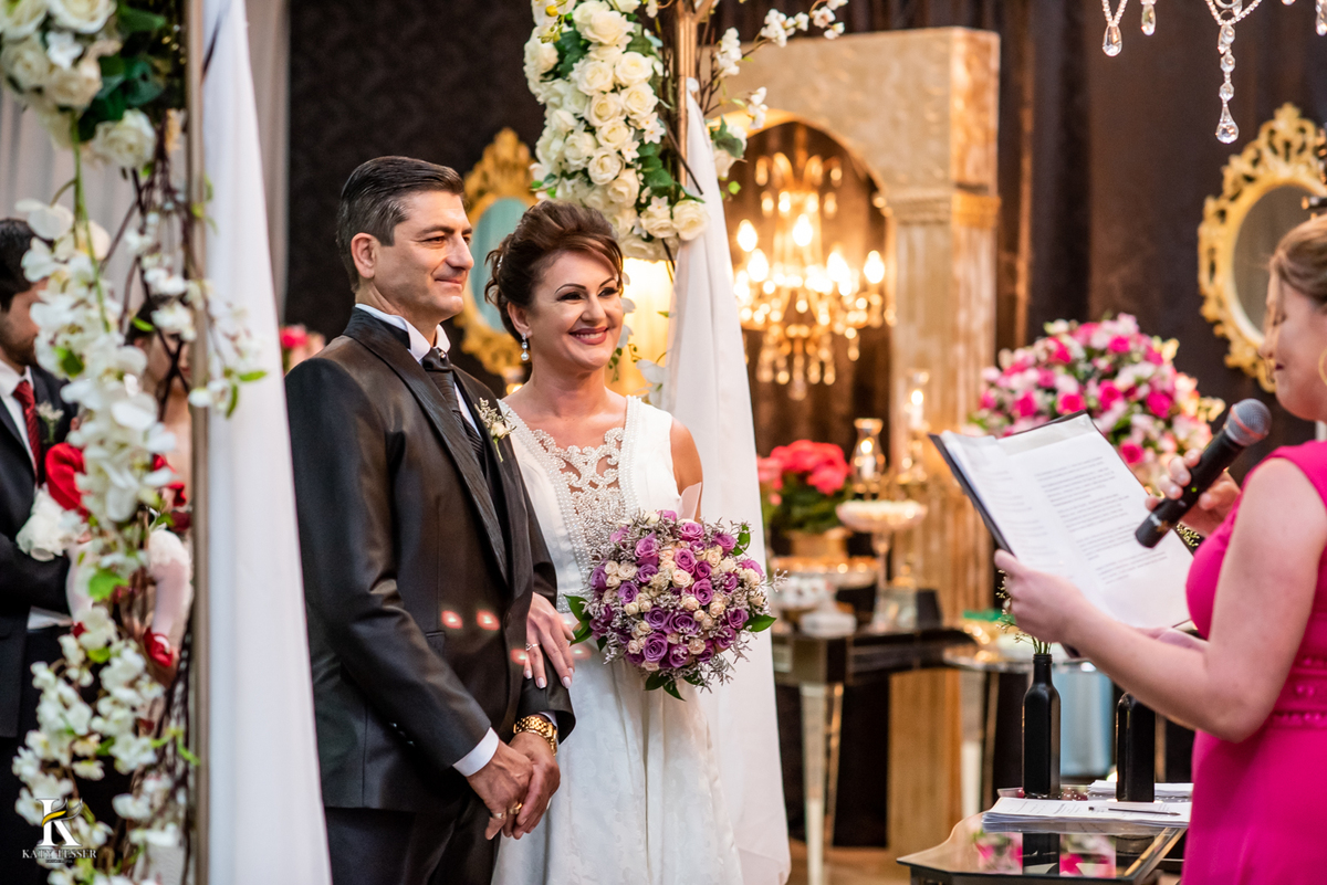 Casamento de tania e Severino em coronel vivida parana segunda união no civil registros katy tesser fotografo melhor do parana com vestido de noiva e buque e noivo de terno 