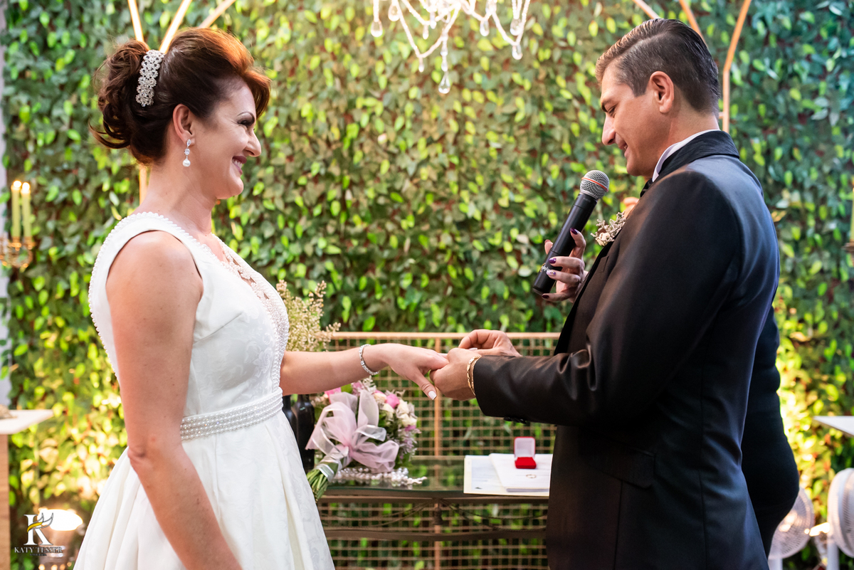 Casamento de tania e Severino em coronel vivida parana segunda união no civil registros katy tesser fotografo melhor do parana com vestido de noiva e buque e noivo de terno troca de alianças