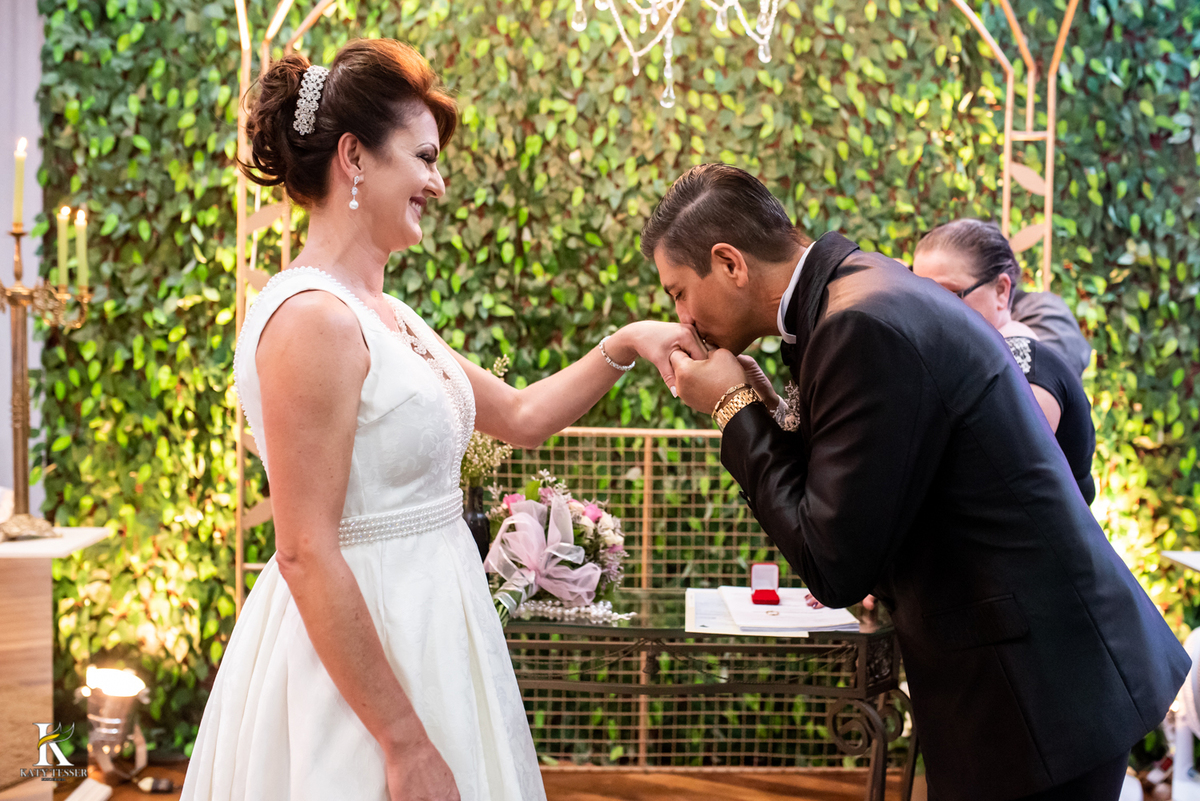 Casamento de tania e Severino em coronel vivida parana segunda união no civil registros katy tesser fotografo melhor do parana com vestido de noiva e buque e noivo de terno troca de alianças