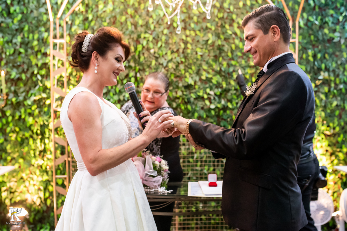 Casamento de tania e Severino em coronel vivida parana segunda união no civil registros katy tesser fotografo melhor do parana com vestido de noiva e buque e noivo de terno troca de alianças