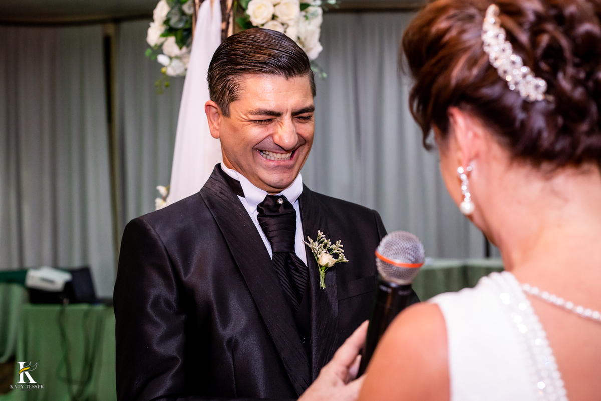 Casamento de tania e Severino em coronel vivida parana segunda união no civil registros katy tesser fotografo melhor do parana com vestido de noiva e buque e noivo de terno 