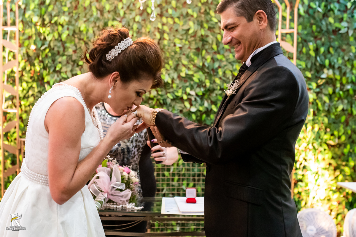 Casamento de tania e Severino em coronel vivida parana segunda união no civil registros katy tesser fotografo melhor do parana com vestido de noiva e buque e noivo de terno troca de alianças