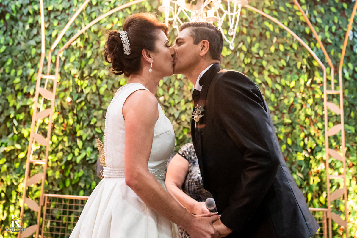 Casamento de tania e Severino em coronel vivida parana segunda união no civil registros katy tesser fotografo melhor do parana com vestido de noiva e buque e noivo de terno 