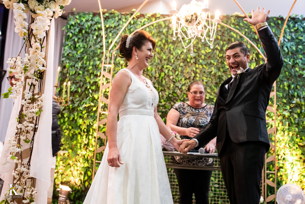 Casamento de tania e Severino em coronel vivida parana segunda união no civil registros katy tesser fotografo melhor do parana com vestido de noiva e buque e noivo de terno 