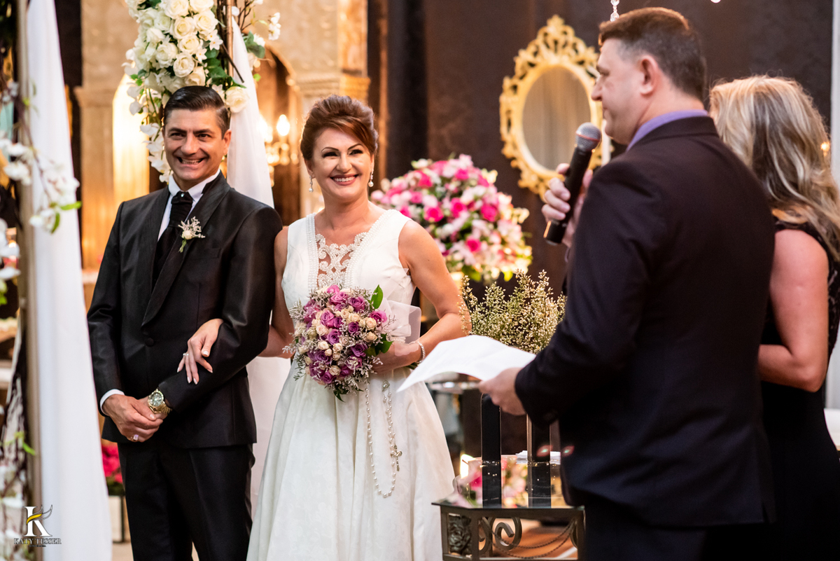 Casamento de tania e Severino em coronel vivida parana segunda união no civil registros katy tesser fotografo melhor do parana com vestido de noiva e buque e noivo de terno 