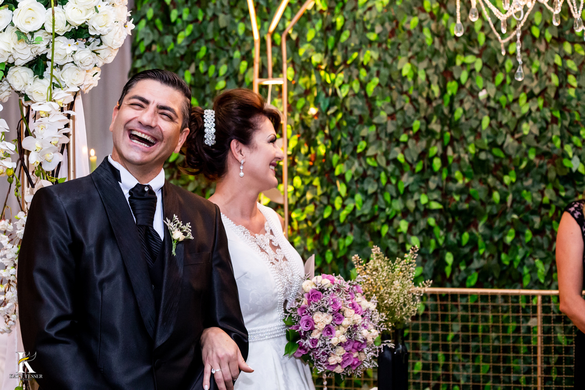 Casamento de tania e Severino em coronel vivida parana segunda união no civil registros katy tesser fotografo melhor do parana com vestido de noiva e buque e noivo de terno 