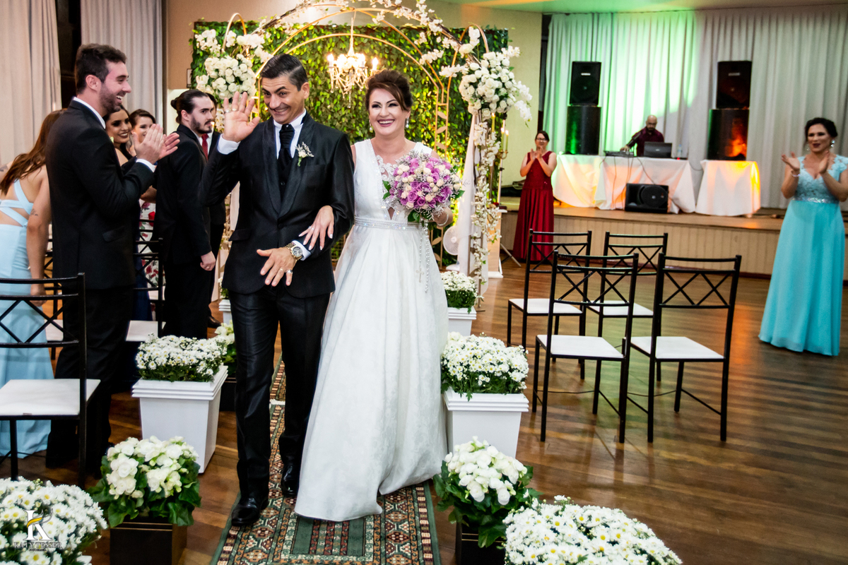 Casamento de tania e Severino em coronel vivida parana segunda união no civil registros katy tesser fotografo melhor do parana com vestido de noiva e buque e noivo de terno 